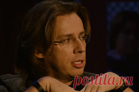 Галкин вспомнил о постыдном случае с Басковым. Российский телеведущий и юморист Максим Галкин рассказал историю, связанную с певцом Николаем Басковым, который опоздал на встречу с бывшим президентом Латвии Валдисом Затлерсом и оконфузился. Певец разбил банку малосольных огурцов и весь рассол вылился на белые штаны Затлерса.