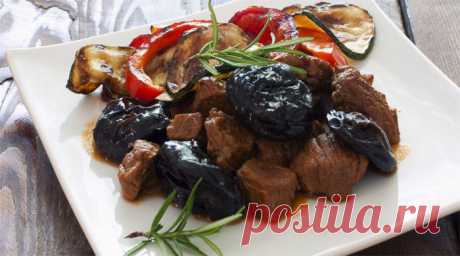 Мясо с черносливом — 6 рецептов приготовления вкусного мяса Мясо говядины, свинины, куриное, приготовленное с черносливом, обладает особым вкусом. Мы очень редко его так готовим. А ведь это очень вкусно! Попробуйте!