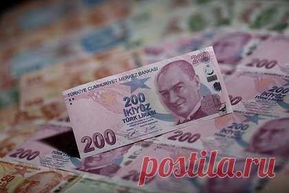 Турецкая лира рухнула до нового минимума. Турецкая лира на торгах в понедельник 11 декабря рухнула до нового минимума. Национальная валюта преодолела отметку 29 лир за доллар. В последнее время Центральный банк Турции повысил ключевую ставку до 40 процентов, борясь с инфляцией, однако лира стала одной из самых слабых по отношению к доллару валют.