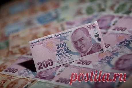 Турецкая лира рухнула до нового минимума. Турецкая лира на торгах в понедельник 11 декабря рухнула до нового минимума. Национальная валюта преодолела отметку 29 лир за доллар. В последнее время Центральный банк Турции повысил ключевую ставку до 40 процентов, борясь с инфляцией, однако лира стала одной из самых слабых по отношению к доллару валют.