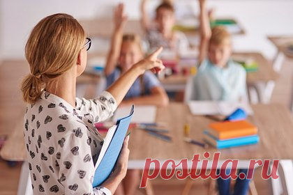 Учительница младших классов тайно снималась в порно и попалась из-за анонимного доноса