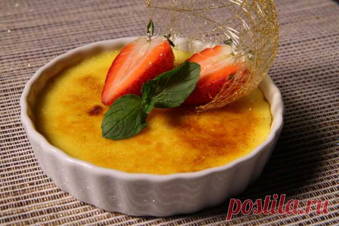 Французский Крем-брюле
Этот десерт не нуждается ни в какой рекламе. Всем известна нежность этого крема, покрытого знаменитой карамельной хрустящей корочкой