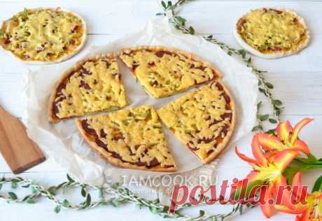 Пицца с солеными огурцами