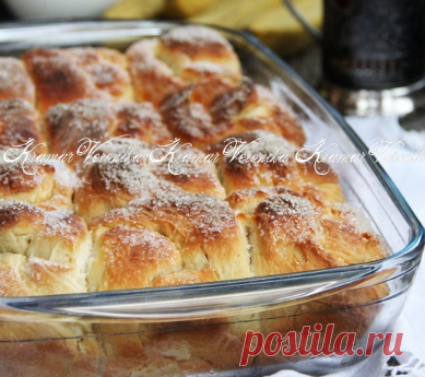 Сахарные булочки Автор Вероника Крамарь Булочки получаются очень нежными, пушистыми и долго сохраняют свою свежесть. Такая выпечка хороша и в горячем, и в холодном виде. 
Для приготовления сахарных булочек из дрожжевого теста потребуется:
йогурт (или кефир) - 500 мл; мука - 750 г;
сахар - 160 г;
яйцо - 3 шт.;
масло сливочное - 40 г;
дрожжи сухие - 1 ст. л.;
соль - 1/2 ч. л.;
сахар для посыпки;
растительное масло для смазывания формы и булочек.