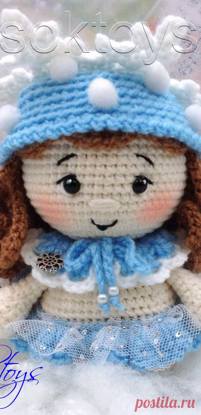 PDF Малышка Снежинка крючком. FREE crochet pattern; Аmigurumi doll patterns. Амигуруми схемы и описания на русском. Вязаные игрушки и поделки своими руками #amimore - маленькая кукла в наряде снежинки, пупс в новогоднем костюме, куколка к Новому году, пупсик, девочка.
