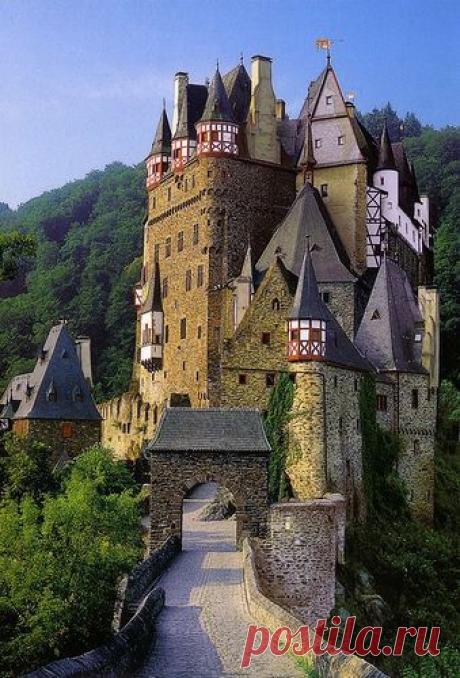 Eltz Castle (Wikipedia: Burg Eltz is a medieval castle nestled in the hills above the Moselle River between Koblenz and Trier, Germany.) | Найдено на сайте flickr.com.