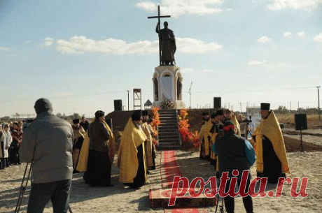 В Батайске открыли и освятили памятник князю Владимиру | Батайское время