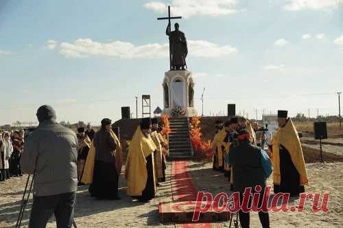 В Батайске открыли и освятили памятник князю Владимиру | Батайское время