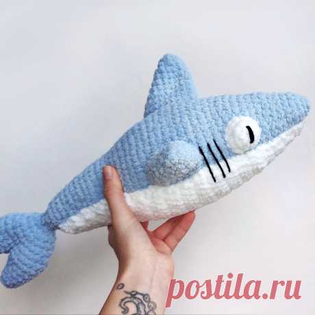 PDF Акува крючком. FREE crochet pattern; Аmigurumi toy patterns. Амигуруми схемы и описания на русском. Вязаные игрушки и поделки своими руками #amimore - плюшевая акула, хищная рыба, большая акула из плюшевой пряжи.