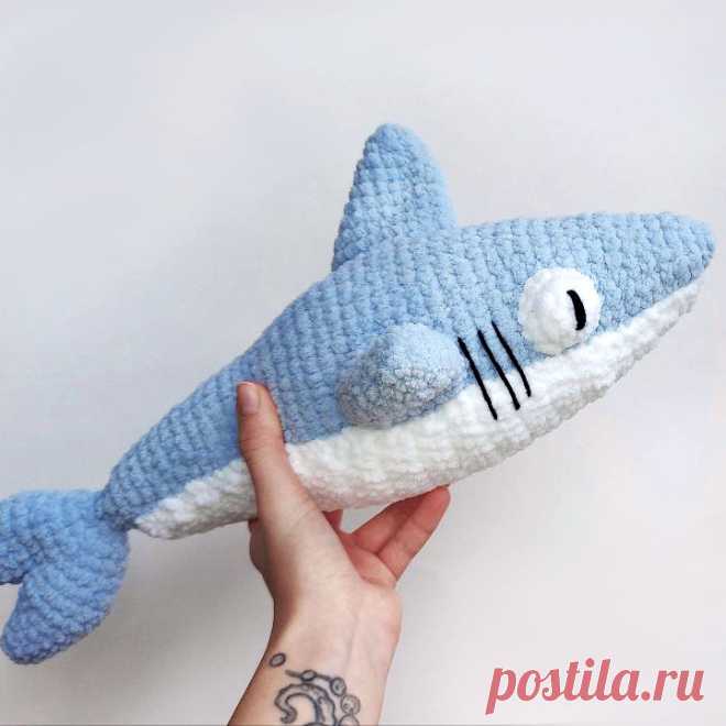 PDF Акува крючком. FREE crochet pattern; Аmigurumi toy patterns. Амигуруми схемы и описания на русском. Вязаные игрушки и поделки своими руками #amimore - плюшевая акула, хищная рыба, большая акула из плюшевой пряжи.
