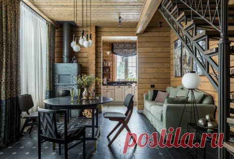 Houzz тур: Дача, ставшая семейным загородным домом Большая часть мебели и декора собраны по антикварным салонам и блошиным рынкам, а из готовых позиций в доме только кухня