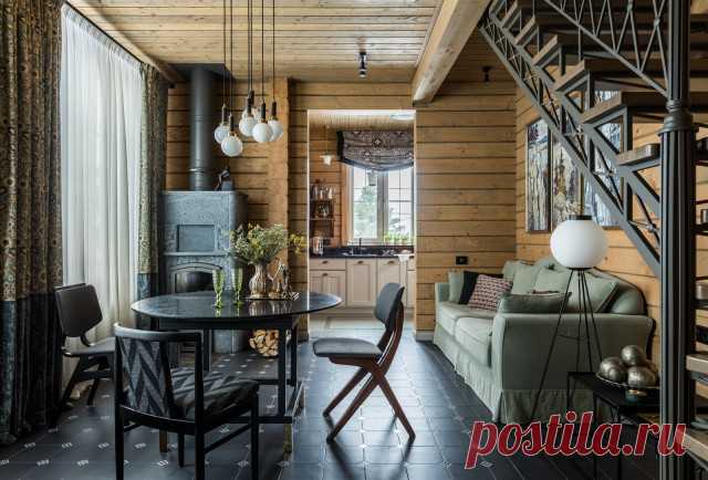 Houzz тур: Дача, ставшая семейным загородным домом Большая часть мебели и декора собраны по антикварным салонам и блошиным рынкам, а из готовых позиций в доме только кухня