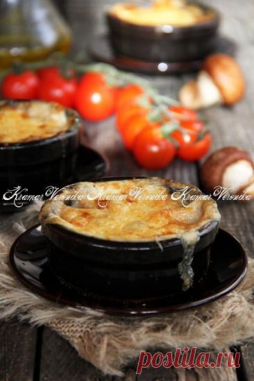 Жульен с кальмарами и грибами Жульен с кальмарами и грибами - это изысканная горячая закуска, которая украсит любой стол. Блюдо сочетает в себе нежность кальмаров и аромат свежих шампиньонов, запечённых под сырной корочкой. Это сытное и вкусное угощение, которое понравится многим.