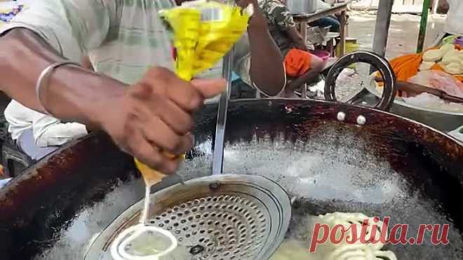 Индийская уличная еда. Опять без перчаток, но в кипящем масле ни одна зараза не выживет!🤣👍