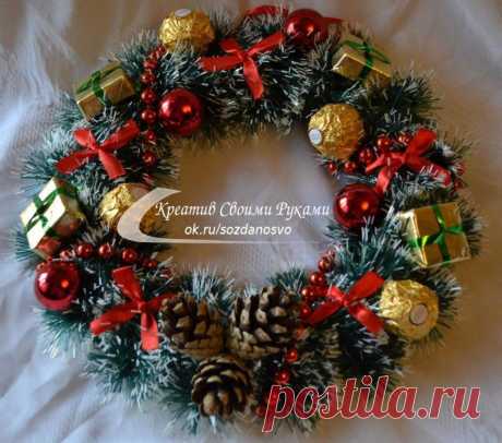 Новогодний венок из конфет можно сделать своими руками