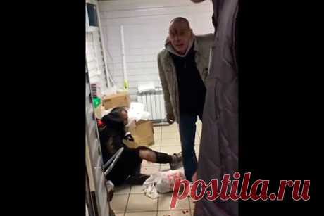 В подсобке подмосковного «Магнита» покупателя избили дубинкой до крови. Продавцы продуктового магазина «Магнит» заподозрили двух мужчин в краже и силой завели их в подсобку. Там, по информации очевидцев, посетителей побили дубинками. Одному из мужчин рассекли лоб. Сотрудники продуктового магазина не пускали других посетителей в служебное помещение.