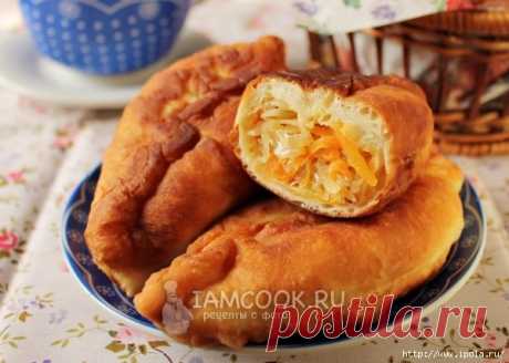 Жареные пирожки с квашеной капустой на сковородке