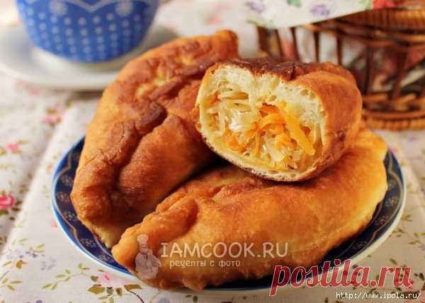 Жареные пирожки с квашеной капустой на сковородке
