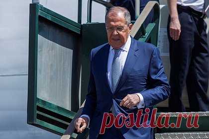 Названа причина изменения маршрута рейса с Лавровым в Северную Македонию. Самолет главы МИД России Сергея Лаврова прибыл в Северную Македонию через Грецию. маршрут до Скопье был проложен через Болгарию. Однако выяснилось, что София открыла свое небо лишь для министра, а на борту с дипломатом находилась официальный представитель МИД РФ Мария Захарова, на которую разрешения не было.