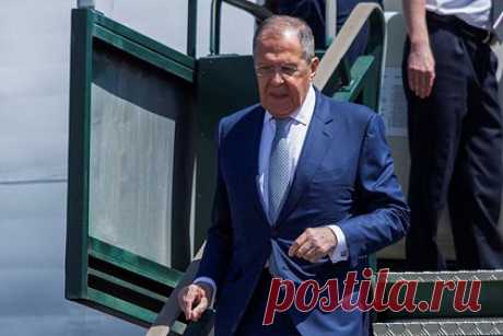 Названа причина изменения маршрута рейса с Лавровым в Северную Македонию. Самолет главы МИД России Сергея Лаврова прибыл в Северную Македонию через Грецию. маршрут до Скопье был проложен через Болгарию. Однако выяснилось, что София открыла свое небо лишь для министра, а на борту с дипломатом находилась официальный представитель МИД РФ Мария Захарова, на которую разрешения не было.