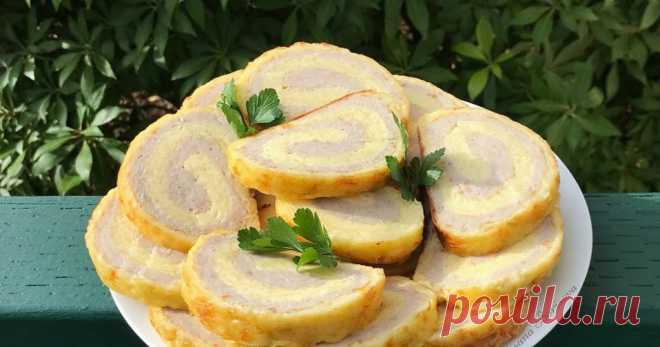 Яично-мясной рулет        Для рулета:  5 яиц  350 г тертого сыра (у меня моцарелла)  250 г майонеза   Начинка:  500 г мясного фарша (у меня свинина+курица)  1 ...