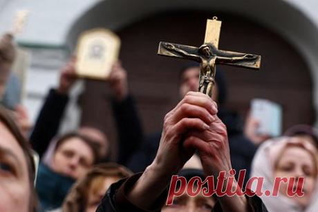 В УПЦ заявили о возможном скором штурме Киево-Печерской лавры. К 17 часам силовики могут начать попытку силового захвата Киево-Печерской лавры, заявил в своем обращении наместник обители митрополит Павел. Как отмечают украинские журналисты, обстановка возле монастыря в целом спокойная, а верующих пришло намного больше, чем противников Украинской православной церкви.