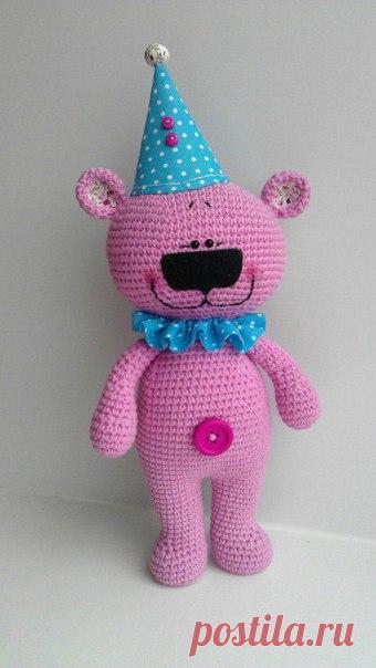 МИШКА_ЦИРКАЧ. Описание - Виктория Соколова. #описанияИгрушек #вяжем_игрушки_крючком #крючок #амигуруми #мишки@norka_homyachka Далее слова автора . Нитки хб (ЯрнАрт Джинс), крючок №2. Высота мишки без колпака 21 см.
Ноги:
01. [сбн] х 6 в кольцо амигуруми
02. [приб.] х 6 (12 П)
03. [сбн, приб.] х 6 (18 П)
04. [2 сбн, приб.] х 6 (24 П)
05. [сбн только за заднюю стенку] до конца ряда (24 П)
На этом этапе нужно вырезать картонки по размеру ступни
06-08. (3 ряда) [сбн] до конца ...