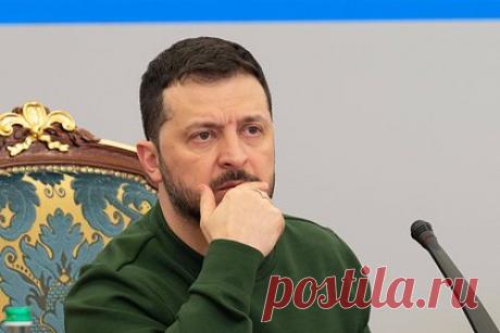 Зеленского предупредили о тяжелом положении Украины на поле боя. Владимир Зеленский будет вынужден пойти на политическое урегулирование конфликта из-за тяжелого положения Украины на поле боя. Об этом рассказал основатель и редактор независимого новостного издания Geopolitical Economy Report эксперт Бен Нортон в интервью Global Times.