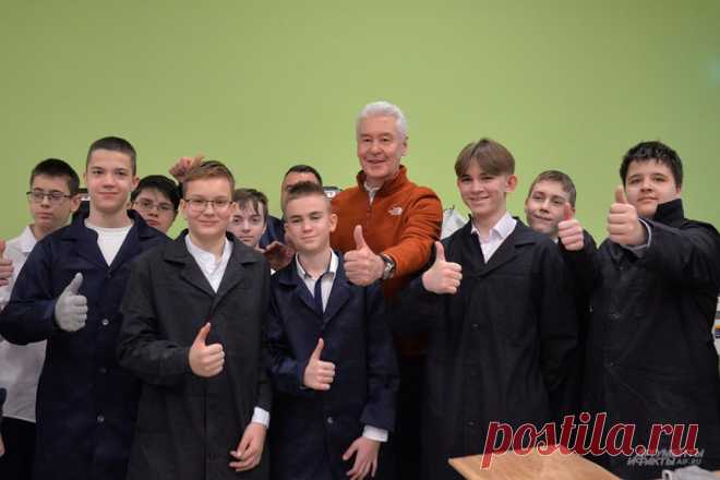 Собянин открыл новое здание школы №2122 в Щербинке. Также мэр пообщался с учениками и педагогами.