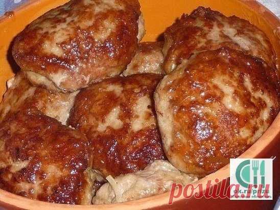 КУРИНО-ГОВЯЖЬИ СОЧНЫЕ КОТЛЕТКИ
Ингредиенты:
Говядина 300 г прокрутить на мясорубке
Филе куриное 1 шт. нарезать маленькими кубиками
1 яйцо
соль, перец
2 сырые картошинки на мелкой терке
3 кусочка булочки заранее замочить в водичке или молоке
лук 2 шт. на мелкой терке
раст. масло
Приготовление:
Все соединить, тщательно перемешать. Если фарш получился густой и плотный, добавить воды ледяной или молочка. сформировать котлетки, обжарить на раскаленной сковородке на раст. масле, не обваливая ни в ч