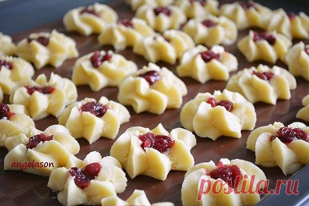 Рассыпчатое и нежное печенье «Курабье». Вкусно и красиво 


Готовится просто и быстро!









Ингредиенты:
— 200 г сливочного масла— 80-100 г сахарной пудры— 2 белка— 1-2 ч ложки ванильного сахара— 300 г муки— джем, повидло — 2 ст ложки— крахмал — 1 ч лож…