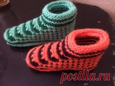 Для любителей вязания. Оригинальные следки спицами.
Описание автора.
Тип вязки традиционный для многих следочков, но середину я изменила от количества пятель середины зависит полнота следочка. 
Основной нитью является пряжа в 3 нити, дополнительная - в 2 нити. 
Для 37 размера набрала 31 петлю основной пряжей, провязываю 3 ряда лицевыми,2 ряда лицевыми - зелеными с прибавкой 4 пятли, получилось 35 петель. 
2 лицевых ряда салатного цвета, 4 ряда зеленого цвета, с прибавкой 4 пятли по центру через