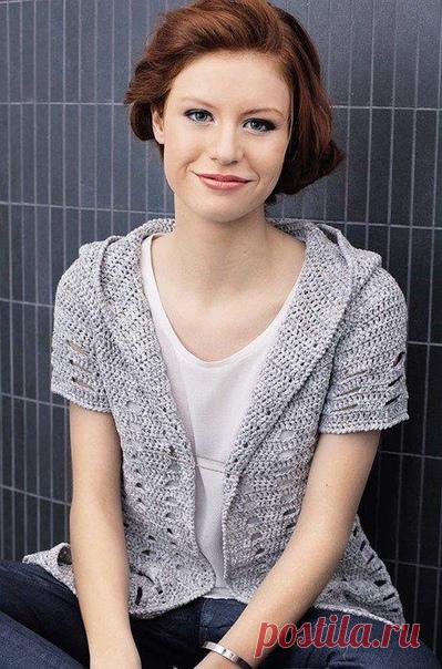 Жакет с капюшоном в ажурную клетку

Столбики с накидом и воздушные петли образуют узор из клеток, раппорты которого постепенно уменьшаются.

В результате сам собой возникает слегка расширенный книзу силуэт.
Выполнение работы

 

Спинка
Выполнить цепочку из 92 (102) 112 в.п. + 3 в.п. подъема и вязать ажурным узором.
Для убавок для придания формы в 24-м ряду от начального ряда выполнить в каждом раппорте на 1 в.п. меньше, т.е. только 4 вместо 5 в.п. и обвязать их в следующем...