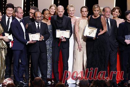 Вручены награды Каннского кинофестиваля. В Каннах прошла церемония закрытия 74-го кинофестиваля. Гран-при жюри достался режиссеру Юхо Куосманен, который показал в Каннах свою картину «Купе номер шесть». Фильм был снят при участии Министерства культуры России. Создателей поздравила глава ведомства Ольга Любимова.