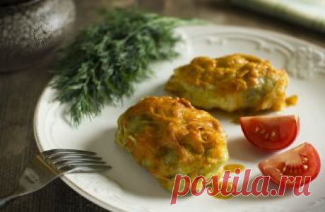 ГОЛУБЦЫ С ФАРШЕМ И РИСОМ
1 средний кочан капусты (1.5 кг) 
2 ст. л. муки 
соль, перец 
60 мл растительного масла 
Начинка: 
800 г фарша (свинина + говядина) 
1 ср. репчатый лук 
80 г риса 
20 г свежей петрушки 
соль, перец 
Соус: 
1 бол. репчатый лук 
1 бол. морковь 
3 – 4 зуб. чеснока 
500 г измельченных томатов 
250 мл сливок 33% 
1/2 ст. бульона или воды 
2 ст. л. растительного масла 
соль, перец 

Для того чтобы приготовить голубцы с фаршем, сначала нужно подготовить д...