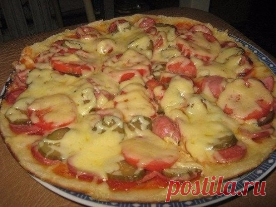 Пицца на сковороде за 10 минут 
Ингредиенты: 
4 ст.л. сметаны 
4 ст.л. майонеза 
2 яйца 
9 ст.л. муки (без горки, в ущерб) 
сыр 
Приготовление: 
1. Тесто получается жидкое, как сметана, его вылить на сковороду смазанную маслом и уже сверху положить любую начинку (томат, колбаса, солёные огурчики, оливки, помидоры и др.) 
2. Залить майонезом, и сверху толстый слой сыра. 
Рекомендуем толстый слой сыра. 
3. Ставим сковороду на плиту, буквально на несколько минут, огонь большой не делайте 
4. С