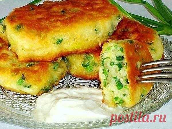 Самые ленивые пирожки с яйцом и зелёным луком за 10 минут Любимые пирожки и оладьи в одном флаконе!  
Вкус – потрясающий, готовка – моментальная!  
 
Самые ленивые пирожки с яйцом и зелёным луком  
Ингредиенты:  
— Яйца — 2 шт. сырых и 2 шт. варёных  
— Кефир — 0,5 л  
— Сметана — 0,5 стакана
 — Соль, перец — по вкусу  
— Мука  
— Разрыхлитель теста  
— Зеленый лук  
 
Приготовление:  
Взбиваем яйца с солью. Затем добавляем туда сметану и снова перемешиваем. Добавляем кефи...