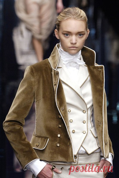 Dolce &amp; Gabbana Fall 2006 - необычная коллекция, источником вдохновения для которой послужил мужской костюм конца XVIII - начала XIX веков: жакеты в стиле милитари, по покрою напоминающие военную униформу, приталенные жилеты с блестящими пуговицами, чёрные фраки, широкие плащи с отложными воротниками, и шейные платки, завязанные так, как это делали настоящие денди, к примеру, обаятельный мистер Дарси. / Путь моды
