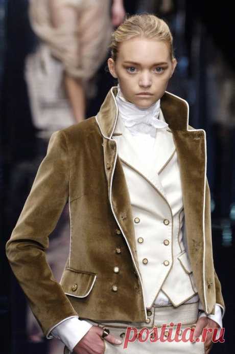 Dolce &amp;amp; Gabbana Fall 2006 - необычная коллекция, источником вдохновения для которой послужил мужской костюм конца XVIII - начала XIX веков: жакеты в стиле милитари, по покрою напоминающие военную униформу, приталенные жилеты с блестящими пуговицами, чёрные фраки, широкие плащи с отложными воротниками, и шейные платки, завязанные так, как это делали настоящие денди, к примеру, обаятельный мистер Дарси. / Путь моды