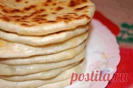 Лепешки Хычины с двумя начинками: сыр+зелень и картофель+сыр+зелень.

Начинка может быть любой , на ваш вкус, фантазируйте!

Ингредиенты:

Для теста:
3 ст.муки
1 ст. кефира
1 ч.л. соды
1 ч.л. соли

Приготовление:

Сначала растворим в кефире соду, чтобы появились пузырьки, потом добавляем остальное. Замесить тесто.Заворачиваем в плёнку и даём отдохнуть минут 30-40.

Делала с такими начинками: 1).сыр,чеснок,зелень и 2). картофельное пюре,сыр и зелень. Сыр можно брать "Эдам",...