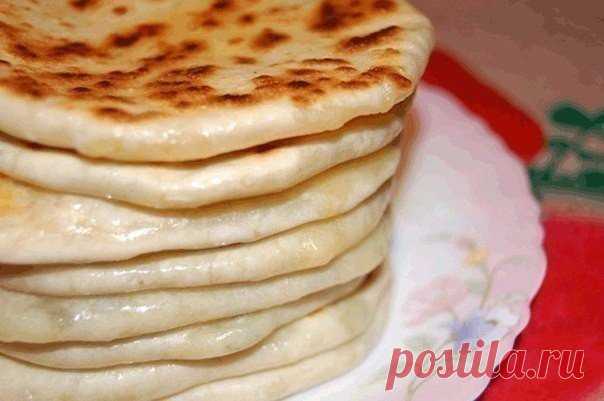 Лепешки Хычины с двумя начинками: сыр+зелень и картофель+сыр+зелень.

Начинка может быть любой , на ваш вкус, фантазируйте!

Ингредиенты:

Для теста:
3 ст.муки
1 ст. кефира
1 ч.л. соды
1 ч.л. соли

Приготовление:

Сначала растворим в кефире соду, чтобы появились пузырьки, потом добавляем остальное. Замесить тесто.Заворачиваем в плёнку и даём отдохнуть минут 30-40.

Делала с такими начинками: 1).сыр,чеснок,зелень и 2). картофельное пюре,сыр и зелень. Сыр можно брать 