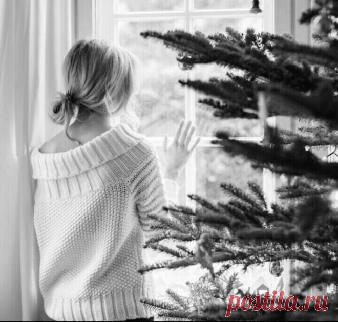 Вот так бывает: за сотню километров от тебя есть человек, совсем чужой тебе, но он есть в твоей жизни. 
Кто он тебе? Не муж, не любовник и не просто знакомый... Может друг? Кто вы друг другу не очень понятно, но знаете друг о друге многое и даже слишком для просто знакомых.
И как-то странно щемит в груди, тоска наверное - когда его нет в сети, тебе как-то грустно и даже одиноко. 
Ну вот кто он для тебя? А когда он появляется, ты готова простить ему всё: грубость, колкость,...