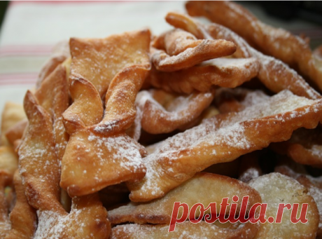 ВОЗДУШНЫЙ ХВОРОСТ из детства 


Для теста нам понадобится: 
60 мл — водка или коньяк 
60 мл — масло растительное (желательно оливковое) 
500 мл — вода 
800-900 гр — мука 
немного соли 
1,5 л — масло растительное, для жарки 

Смешиваем масло (60мл) + водка, выливаем в воду и постепенно, постоянно постоянно взбивая миксером или венчиком, добавляем муку. 
Замесить крутое тугое тесто. 
Накрыть его и оставить в сторонке что бы оно "отдохнуло". 
Через несколько минут еще раз вым...