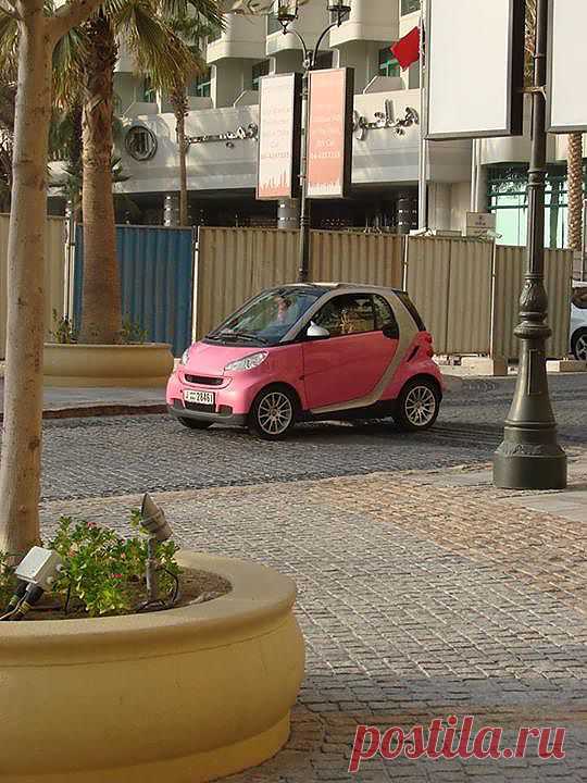 Маленький розовый автомобильчик