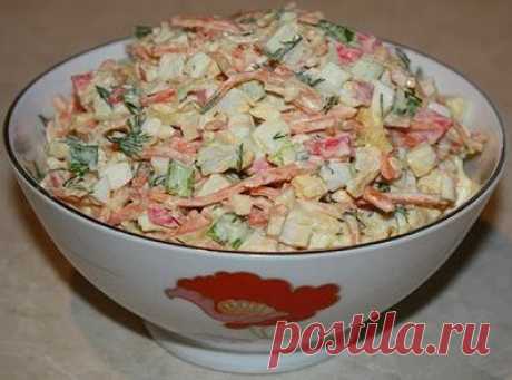 Салат с крабовыми палочками и корейской морковкой.