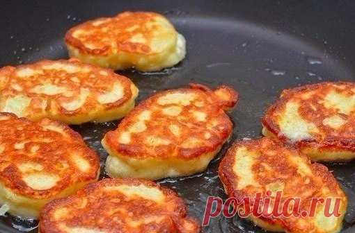 ВКУСНЫЕ ОЛАДЬИ: ТОП-7 РЕЦЕПТОВ 

1) ДРОЖЖЕВЫЕ ОЛАДЬИ С ЯБЛОКАМИ 

ИНГРЕДИЕНТЫ:
● Молоко 500 мл;
● Мука пшеничная 500 г;
● Сухие дрожжи 3+1/2 ч.л.;
● Яйцо 2 шт;
● Сахар (мелкий) 2 ст.л.;
● Масло растительное 2 ст.л.;
● Ванильная эссенция 1 ч.л.;
● Соль 1/2 ч.л.;
● Яблоко 2 шт;

ПРИГОТОВЛЕНИЕ:
1.Время приготовления - 1 час 30 минут
2.Приготовление опары:
В очень тёплое молоко (примерно 40 градусов) добавьте дрожжи и муку. Перемешайте всё до однородности.
3.Накройте льняным п...