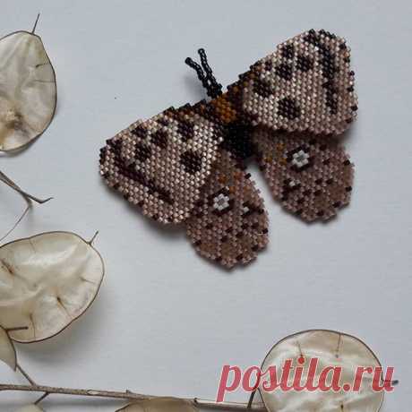 ça faisait longtemps que ça me titillait...alors j'ai pris mon courage à deux mains, mes aiguilles, mon fil et les fameuses perles M...
#jenfiledesperlesetjassume #miyukiaddict #peyotestitch #papillon #broche #handmade