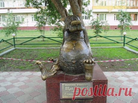 Памятник счастью. В Томске, как, впрочем, и во многих других русских городах, под одной из граней счастья понимается вкусная еда в достатке. Наверное, именно поэтому олицетворением счастья скульпторы этого города сделали фигуру сытого волка из советского мультфильма «Жил-был пес». Если погладить живот скульптуры, то тут же можно услышать самые известные фразы из этого мультика, в том числе и «Щас спою!»