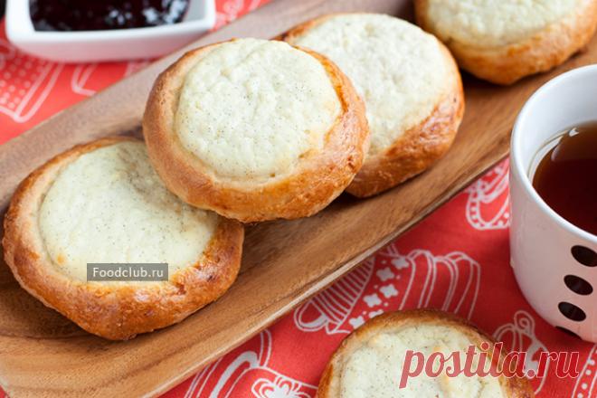 Ватрушки с творогом Домашние ватрушки с творогом по определению намного вкуснее тех, что можно купить в магазинах, ведь дома мы используем хорошие качественные продукты, а готовая выпечка вряд ли залежится долго и поэтому всегда будет свежей.
Попробуйте приготовить ватрушки по рецепту, а впоследствии вы всегда сможете совершенствовать и дорабатывать их по своему вкусу: например, добавлять в начинку изюм или цукаты, увеличивать или уменьшать количество сахара, делать по том...