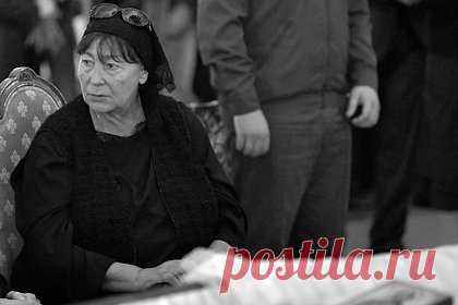 Вдова Станислава Говорухина погибла при пожаре. В коттеджном поселке Лесное Озеро на территории Новой Москвы при пожаре погибла вдова режиссера Станислава Говорухина Галина, сообщает ТАСС со ссылкой на экстренные службы. В ГУ МЧС по Москве уточнили, что сообщение о возгорании в одноэтажном деревянном доме поступило 25 ноября в 15:42.